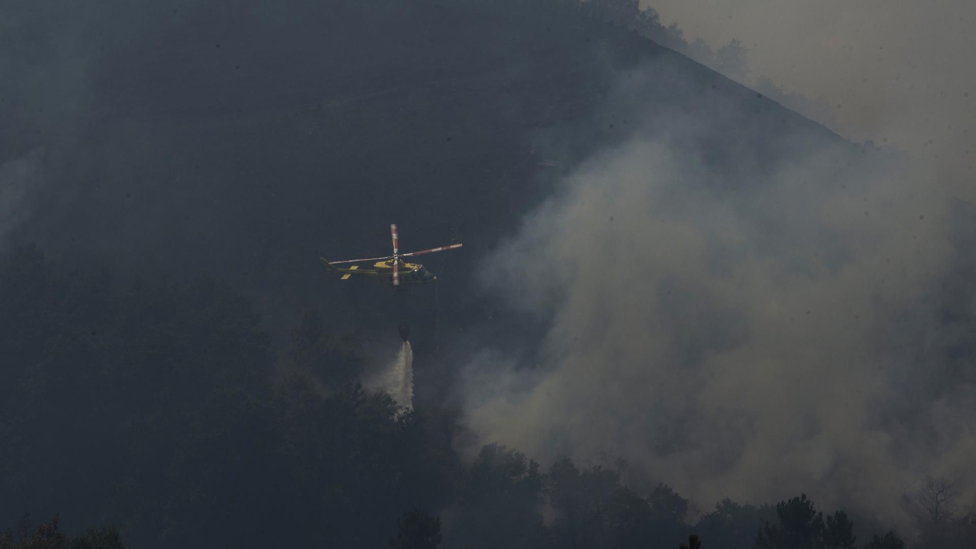 Trabajos de exxtinción a cargo del helicóptero de la BRIF de Laza en la serra de san Mamede, en el fuego por debajo de la aldea de Teixeira (Maceda), a 10 de agosto de 2025, en Maceda, Ourense, Galicia (España). Un incendio en Maceda (Ourense), parroquia