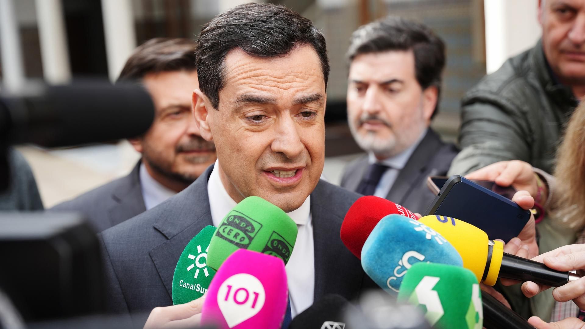 Archivo - Archivo-El presidente de la Junta de Andalucía, Juanma Moreno, durante un canutazo.