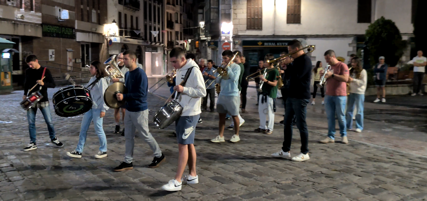 A las siete en punto de la mañana ha arrancado el pasacalles de Mauxitxa Txaranga