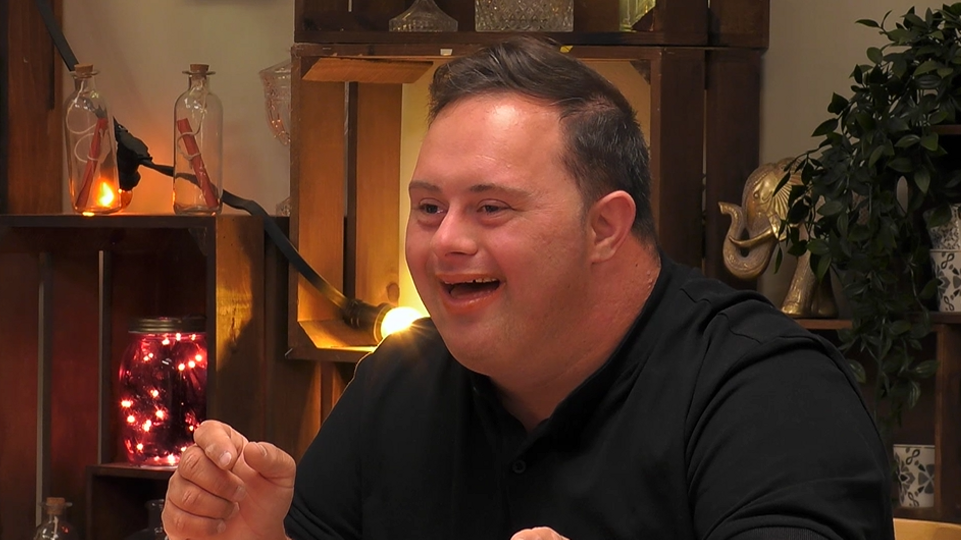 Adrián, feliz de conocer a María