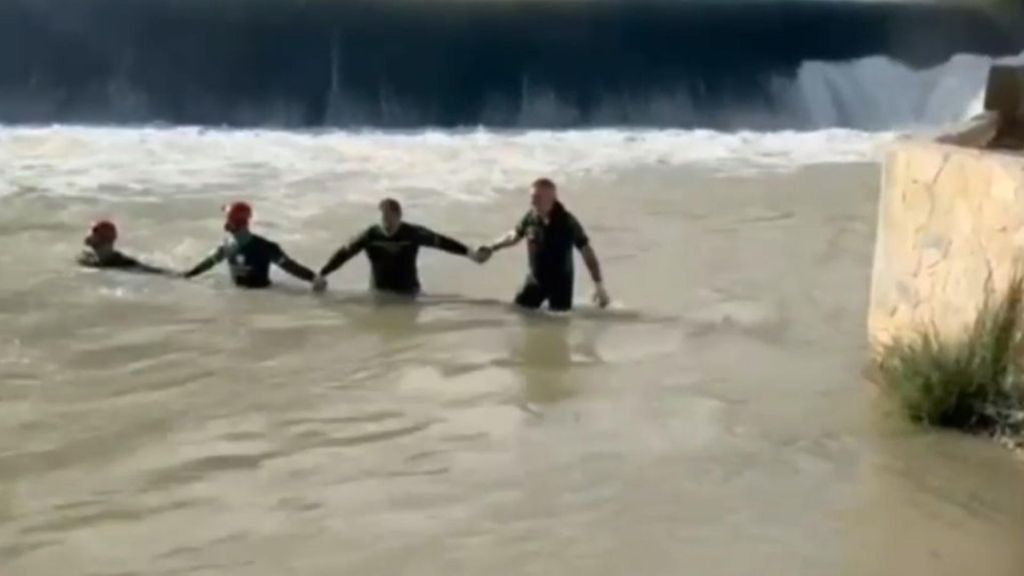Buscan a un hombre de 35 años desaparecido mientras se bañaba en el río Segura: fue arrastrado por la corriente