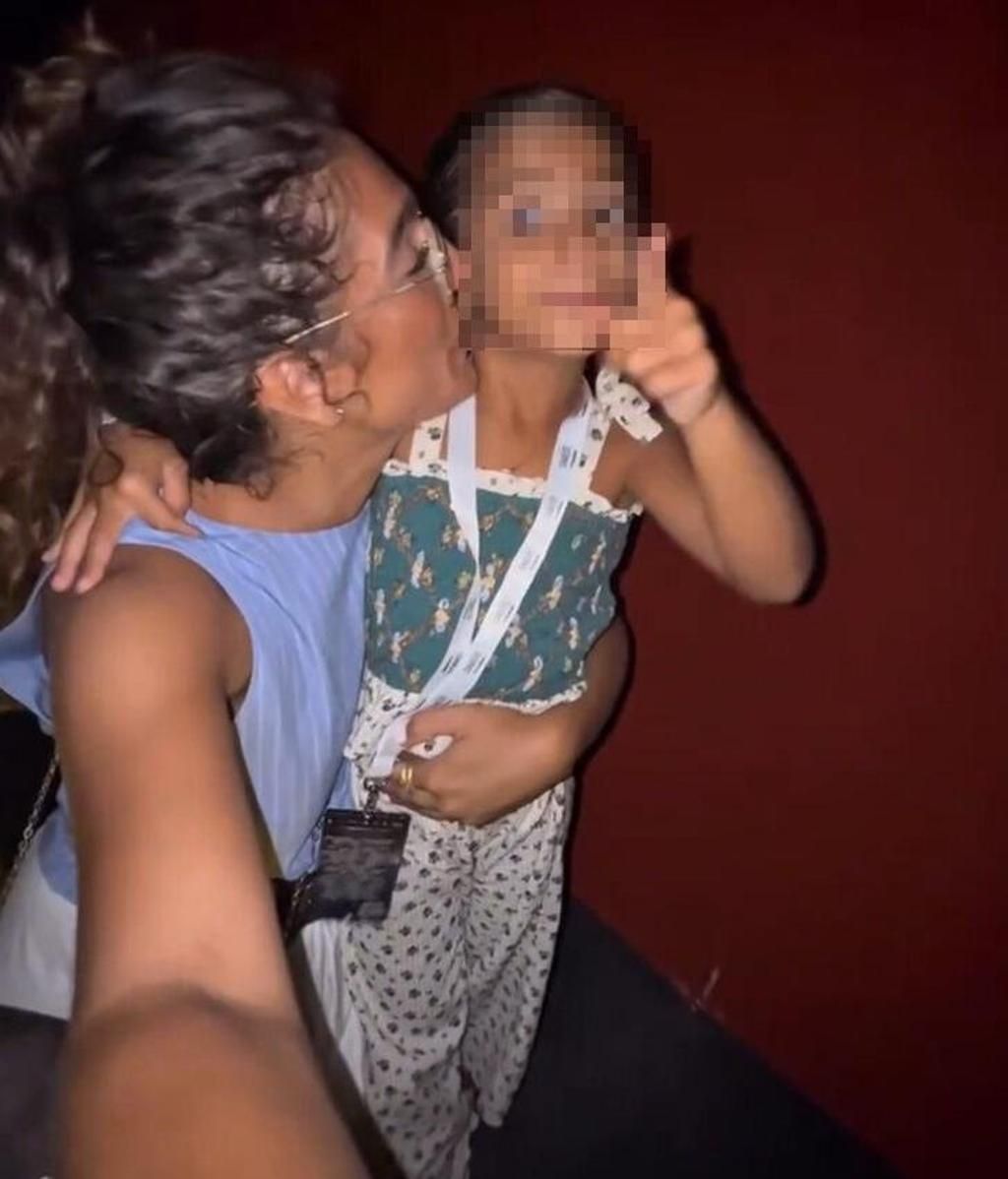 Alma Bollo junto a su hija disfrutando del concierto de Camilo