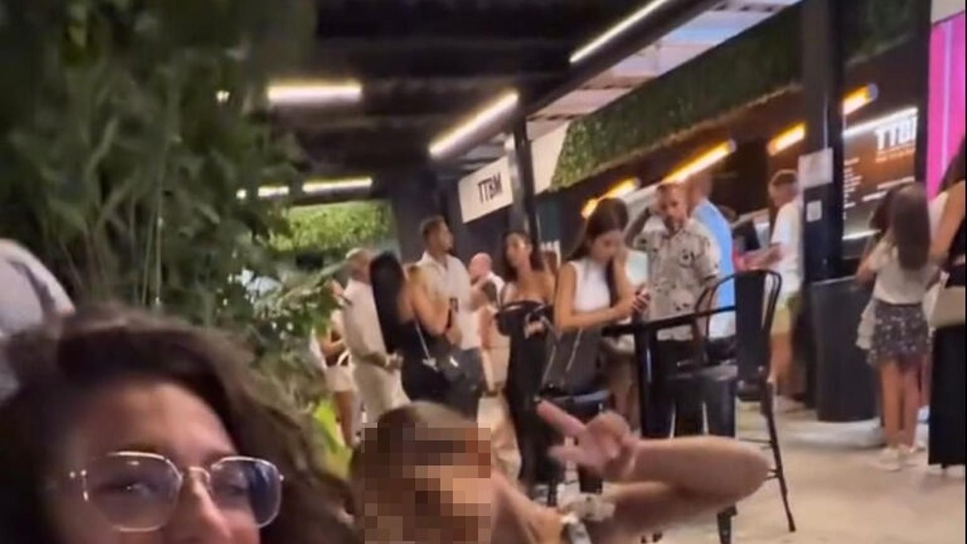 Alma y su hija Jimena disfrutando de unos perritos calliente