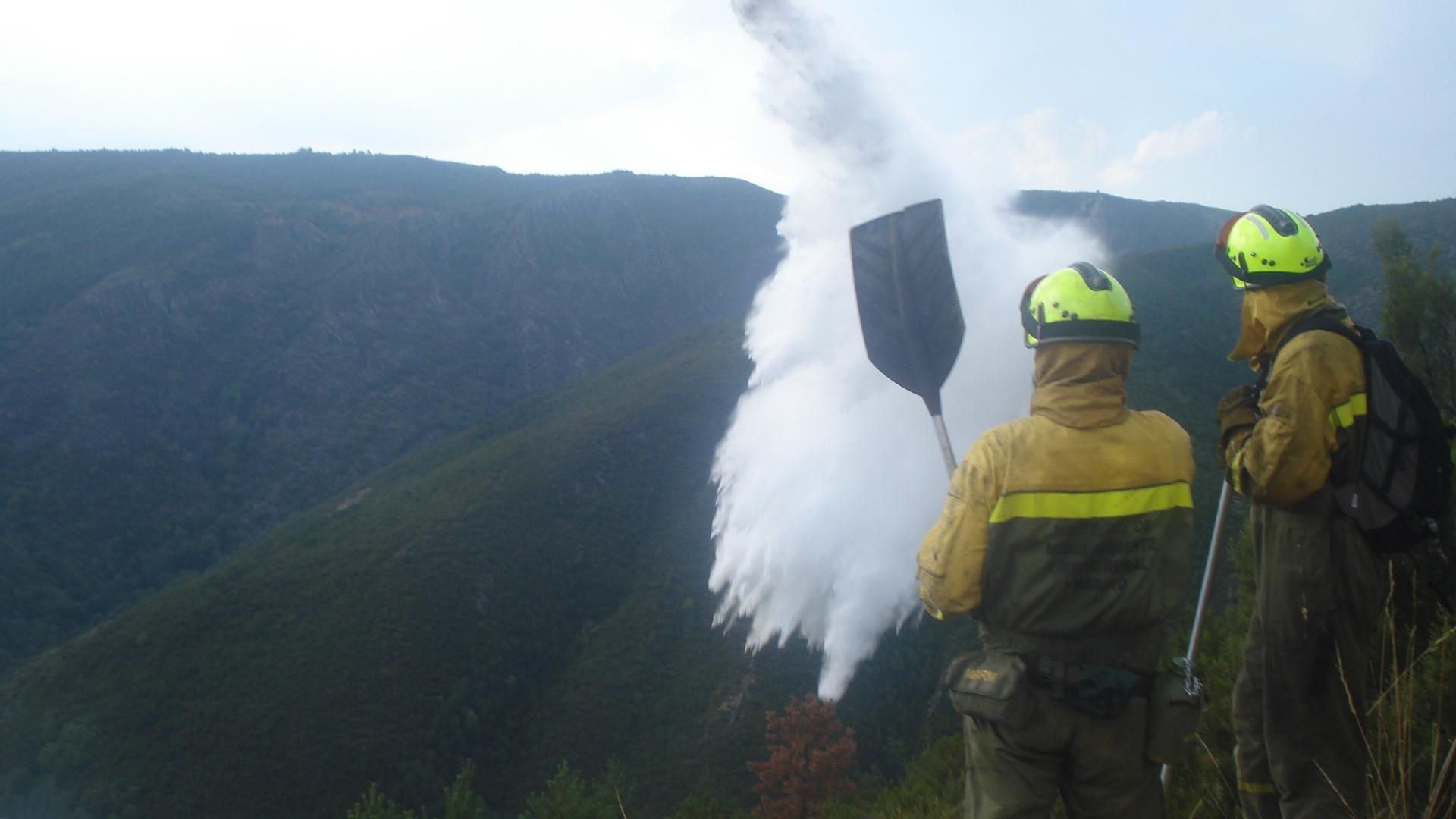 Archivo - Un avión participa en las labores de extinción de incendios.