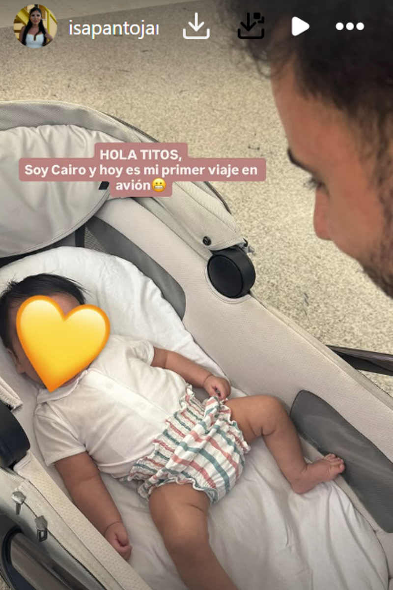 Asraf Beno, emocionado con su hijo en el aeropuerto