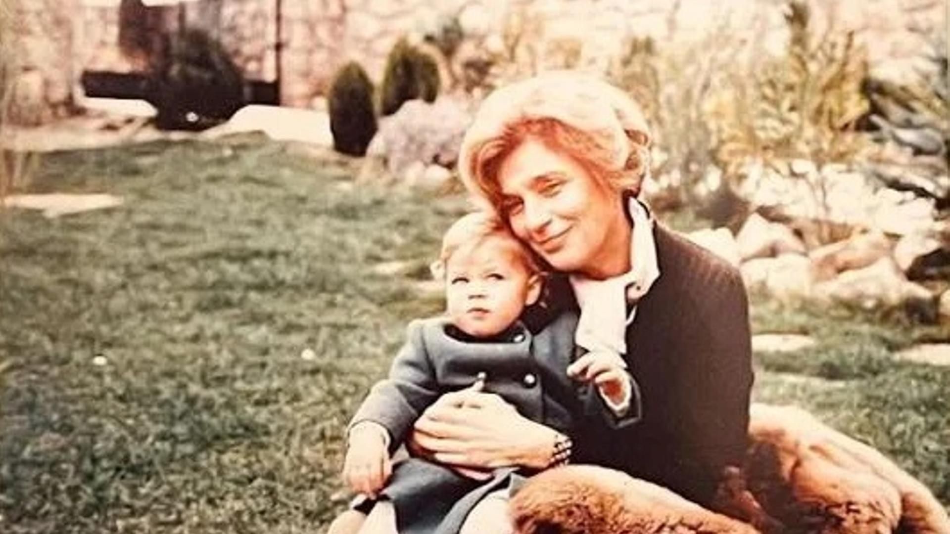 Bertín de niño junto a su madre en una foto familiar
