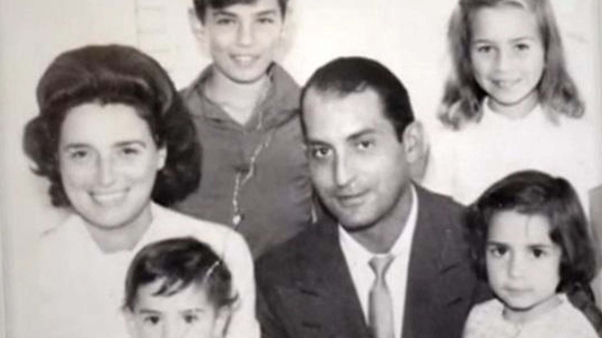 Bertín junto a sus padres y sus tres hermanas en una fotografía del álbum familiar