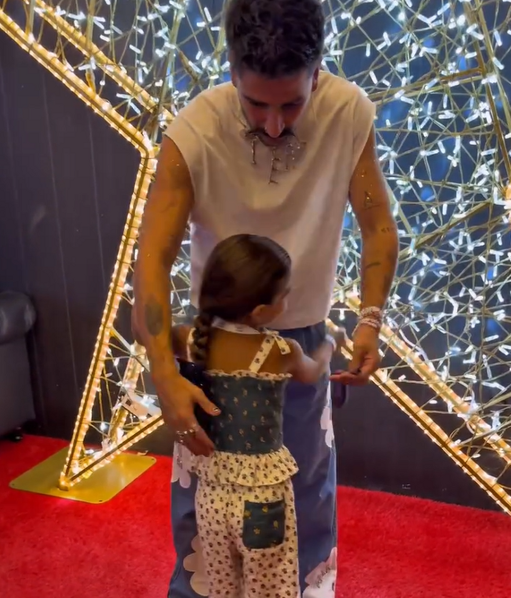 Camilo con la hija de Alma Bollo