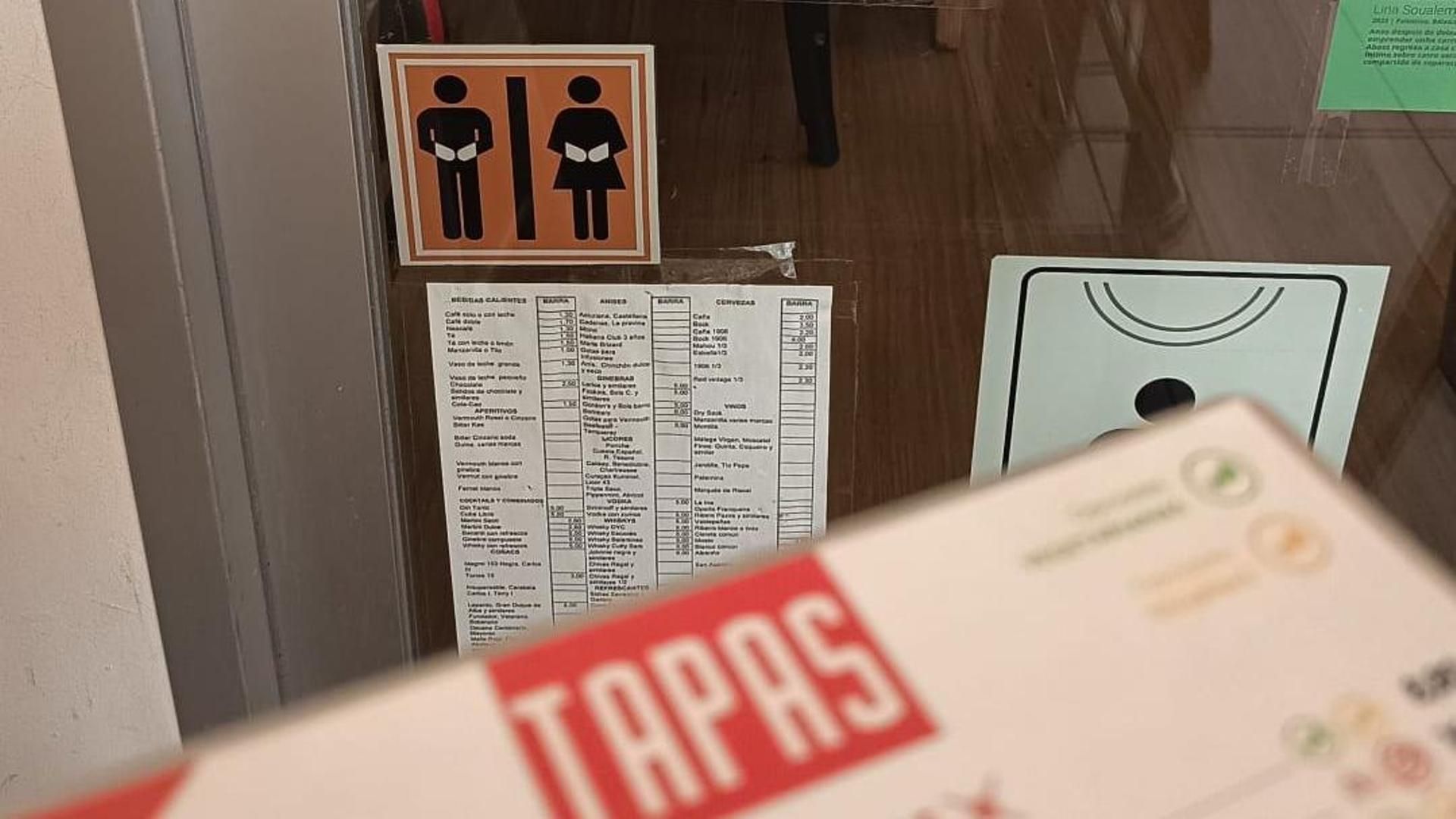 Cartel de la campaña "Preciso pasar" situado a la entrada del restaurante "Tabula Rasa" de Ponetevedra