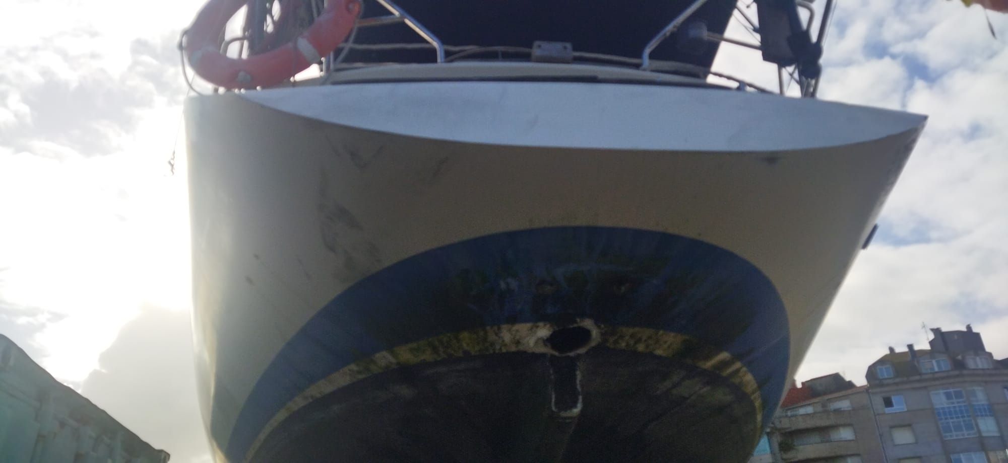 Daños en la popa del verlo Ranco tras el ataque de las orcas