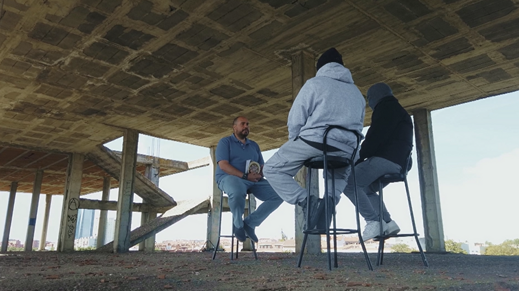 Dos peligrosos sicarios explican el procedimiento para encontrar y matar a su objetivo: "Tengo que dejar la cabeza en su casa"