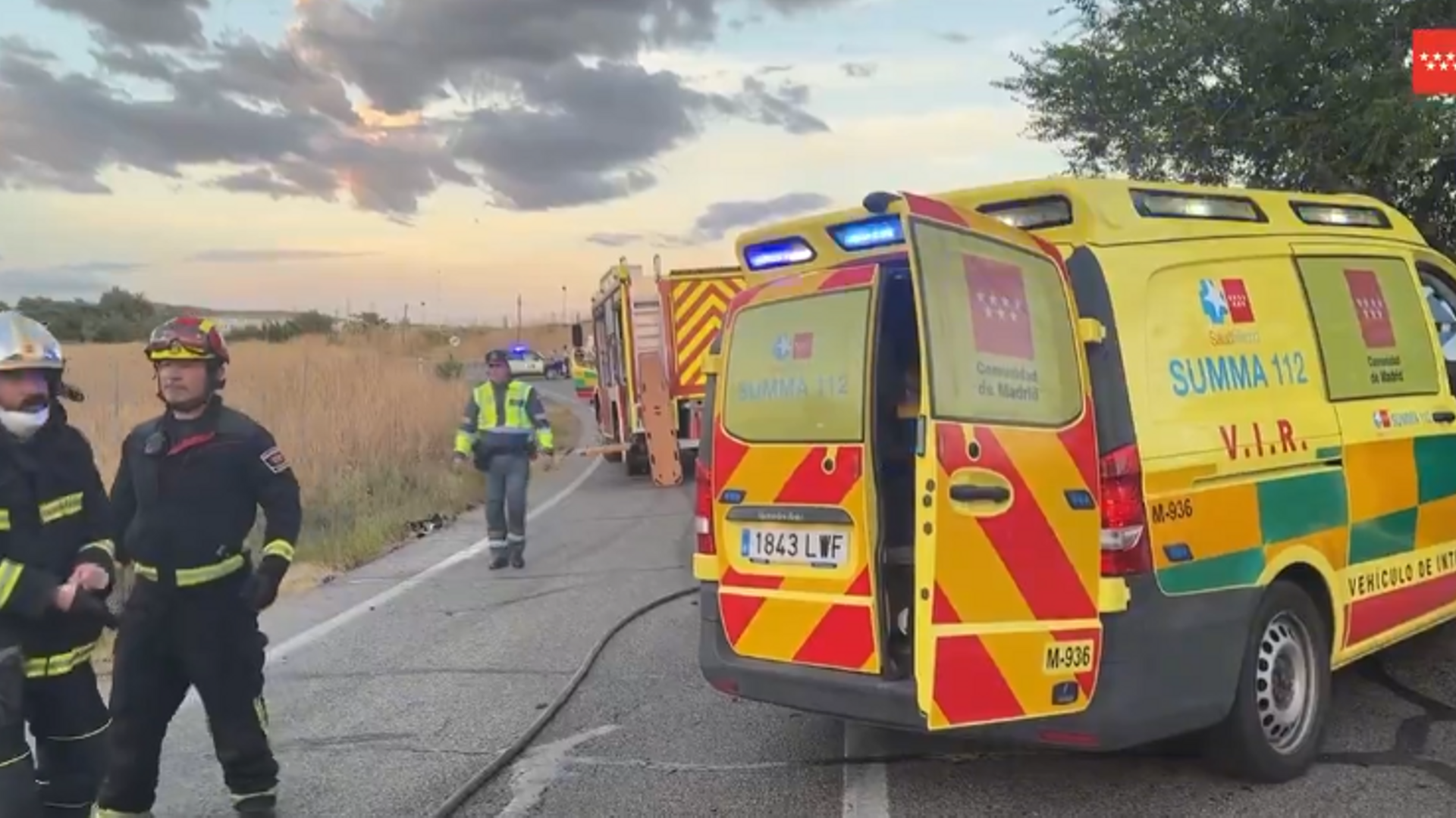 Efectivos del Summa 112 y Bomberos en el lugar del accidente de Loeches