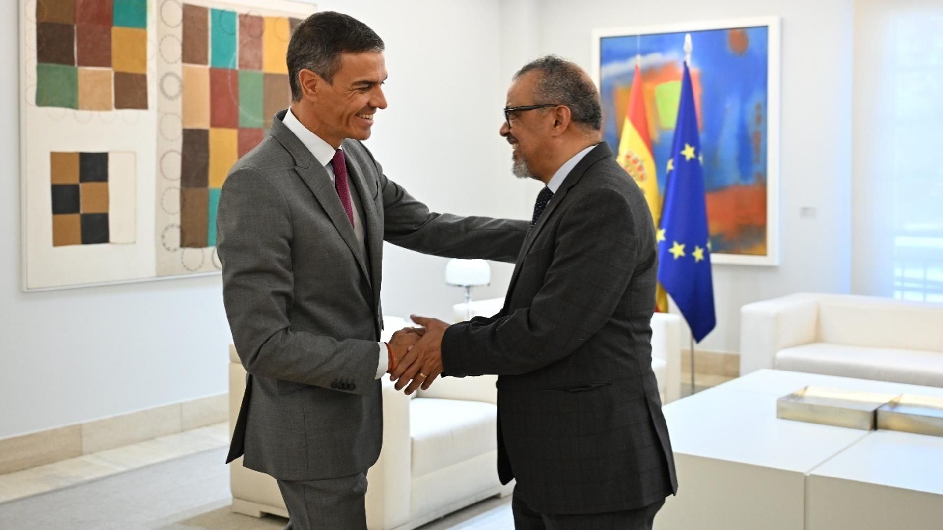 El presidente del Gobierno, Pedro Sánchez, y el director general de la OMS