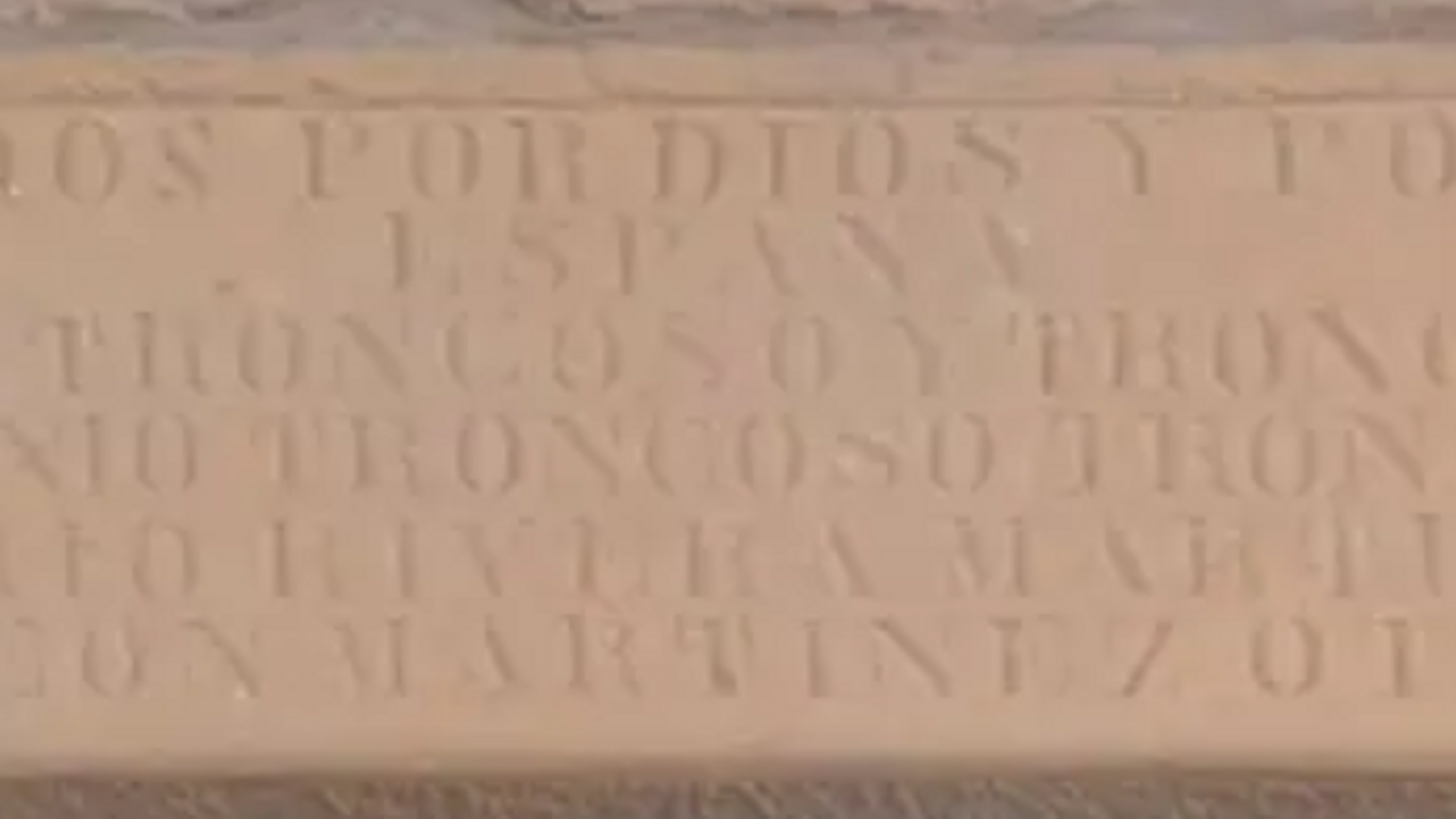 Esta es la inscripción franquista que el alcalde de Baños de Ebro se niega a retirar
