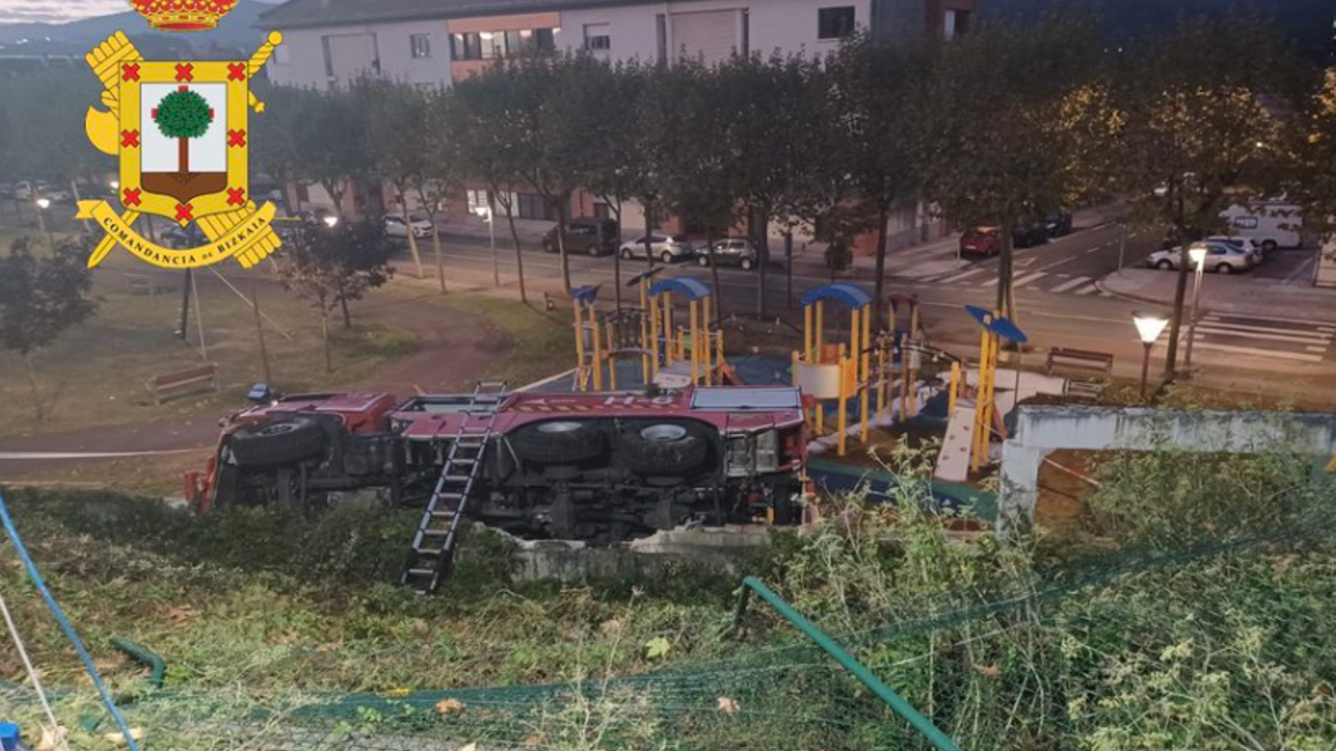 Fue necesaria una grúa de grandes dimensiones para retirar el camión del parque infantil