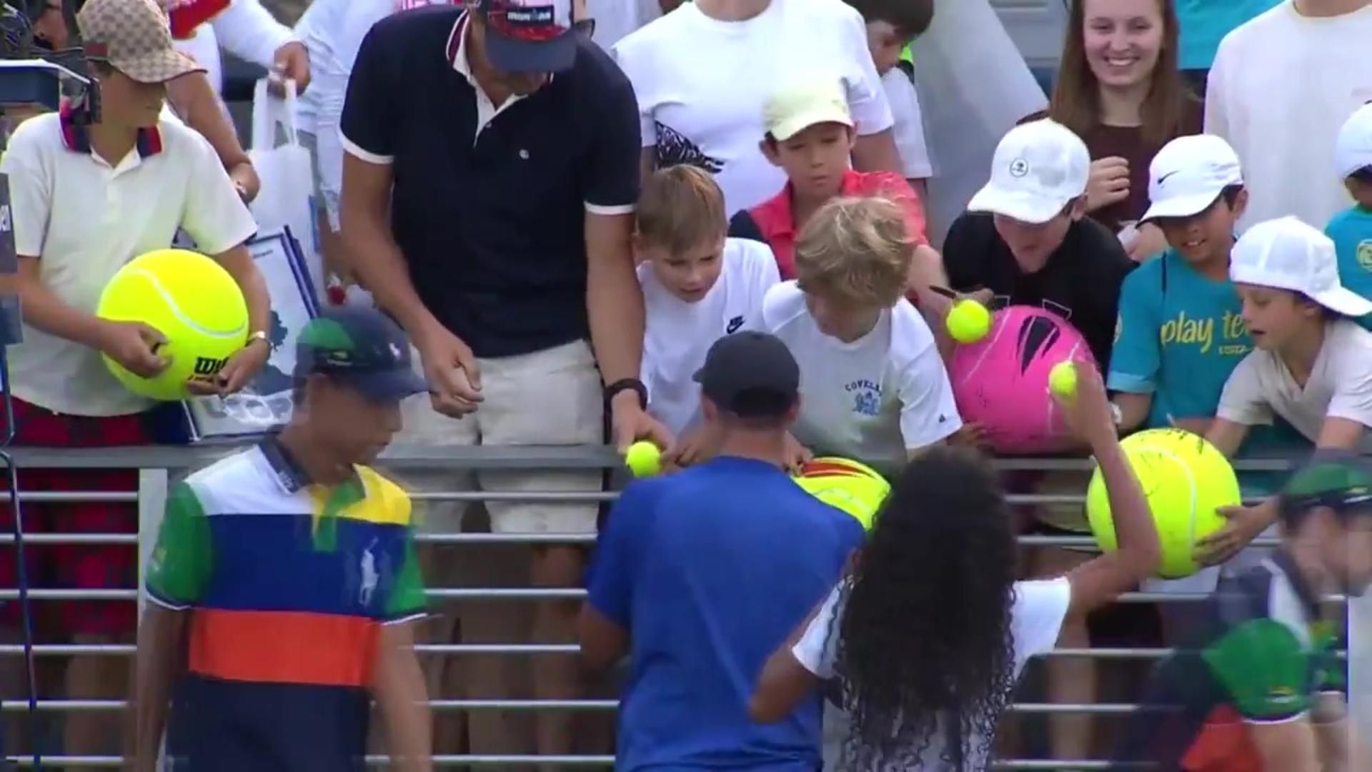 Hombre quita gorra a niño