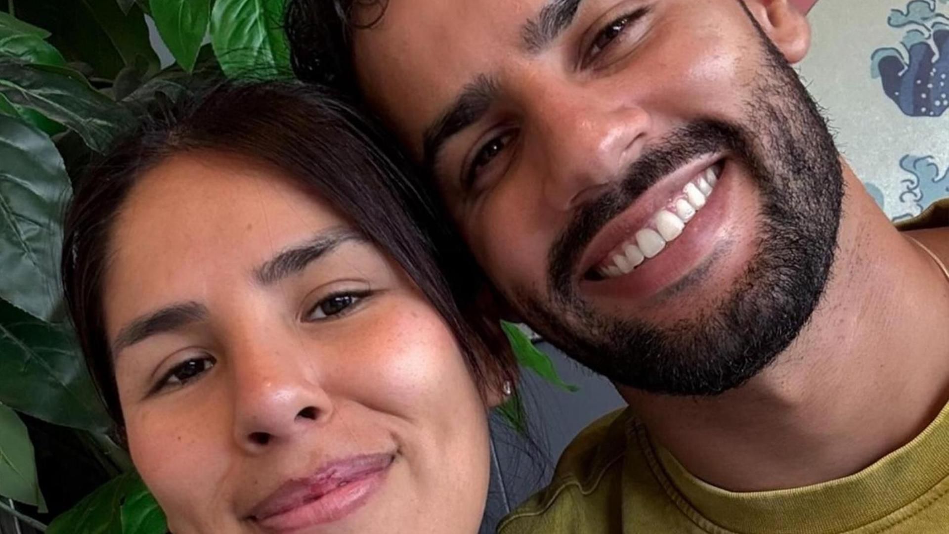 Isa Pantoja y Asraf Beno celebran la 'primera vez' de su hijo en un avión