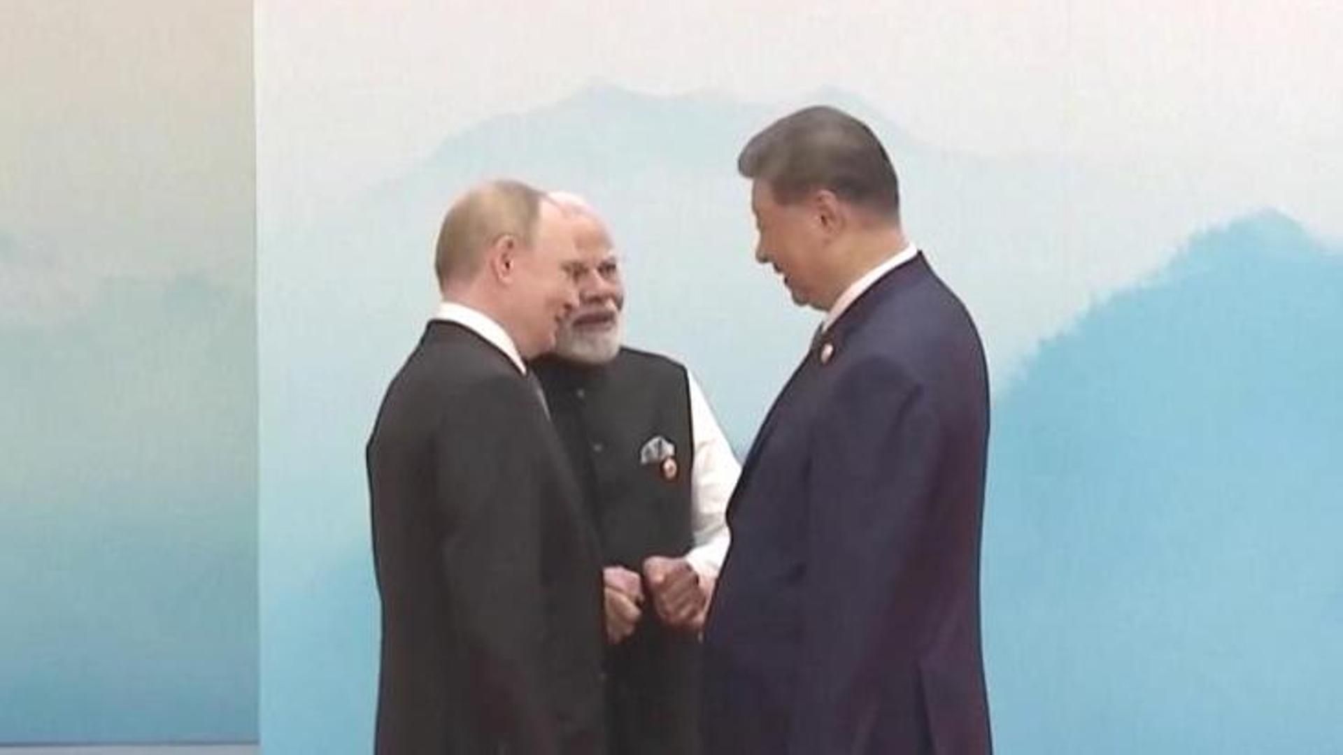 La llamativa sonrisa de Vladimir Putin con el presidente chino Xi Jinping: así ha sido la reunión en Shanghái
