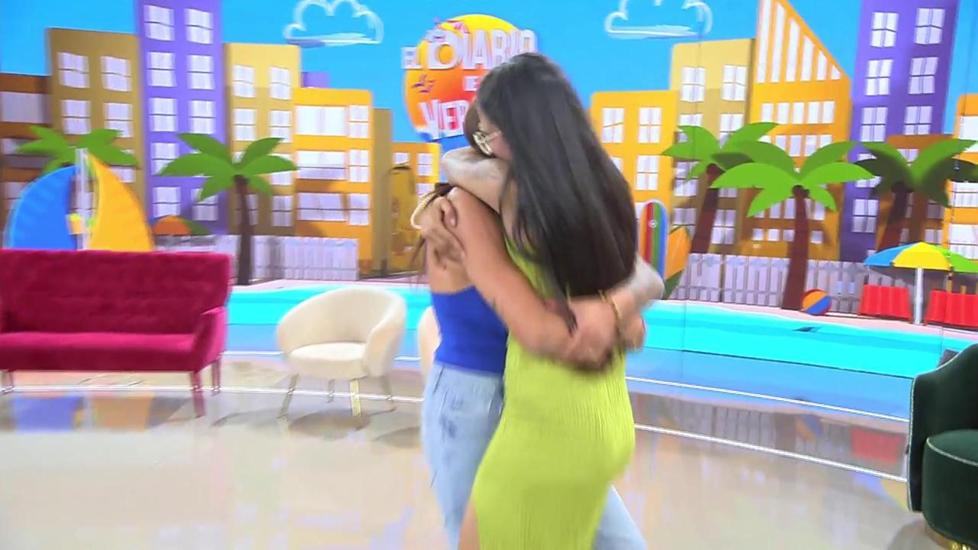 Las amigas se funden en abrazo en 'El diario de verano'