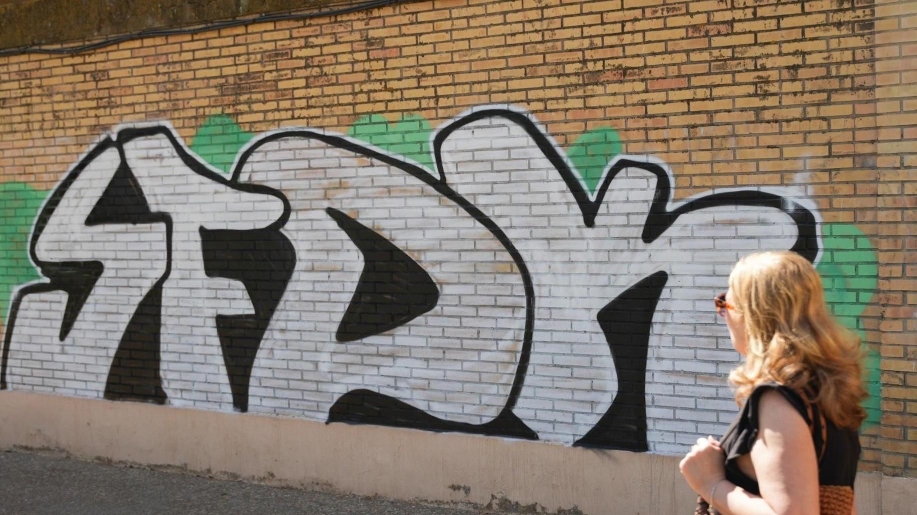 Reaparece el grafiti a 'SFDK' que fue borrado por el Ayuntamiento en Pino Montano (Sevilla).