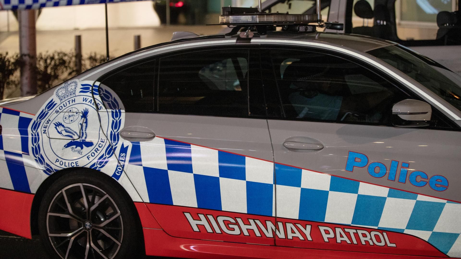 Un hombre estrella su coche contra las puertas del consulado ruso en Sídney, Australia, antes de ser detenido