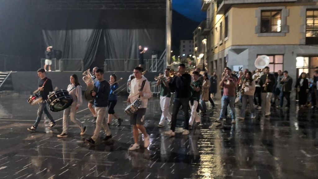 Una charanga anima la vuelta al trabajo cada 1 de septiembre a los vecinos de Elgoibar