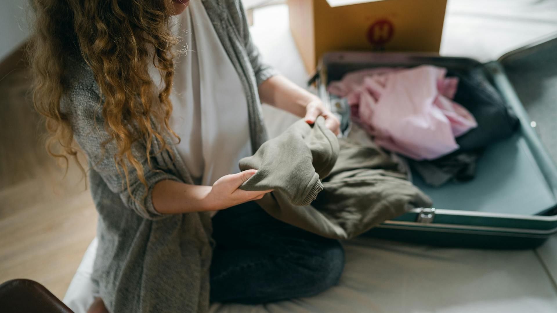 Una mujer deshace su maleta tras las vacaciones Una mujer deshace su maleta tras las vacaciones
