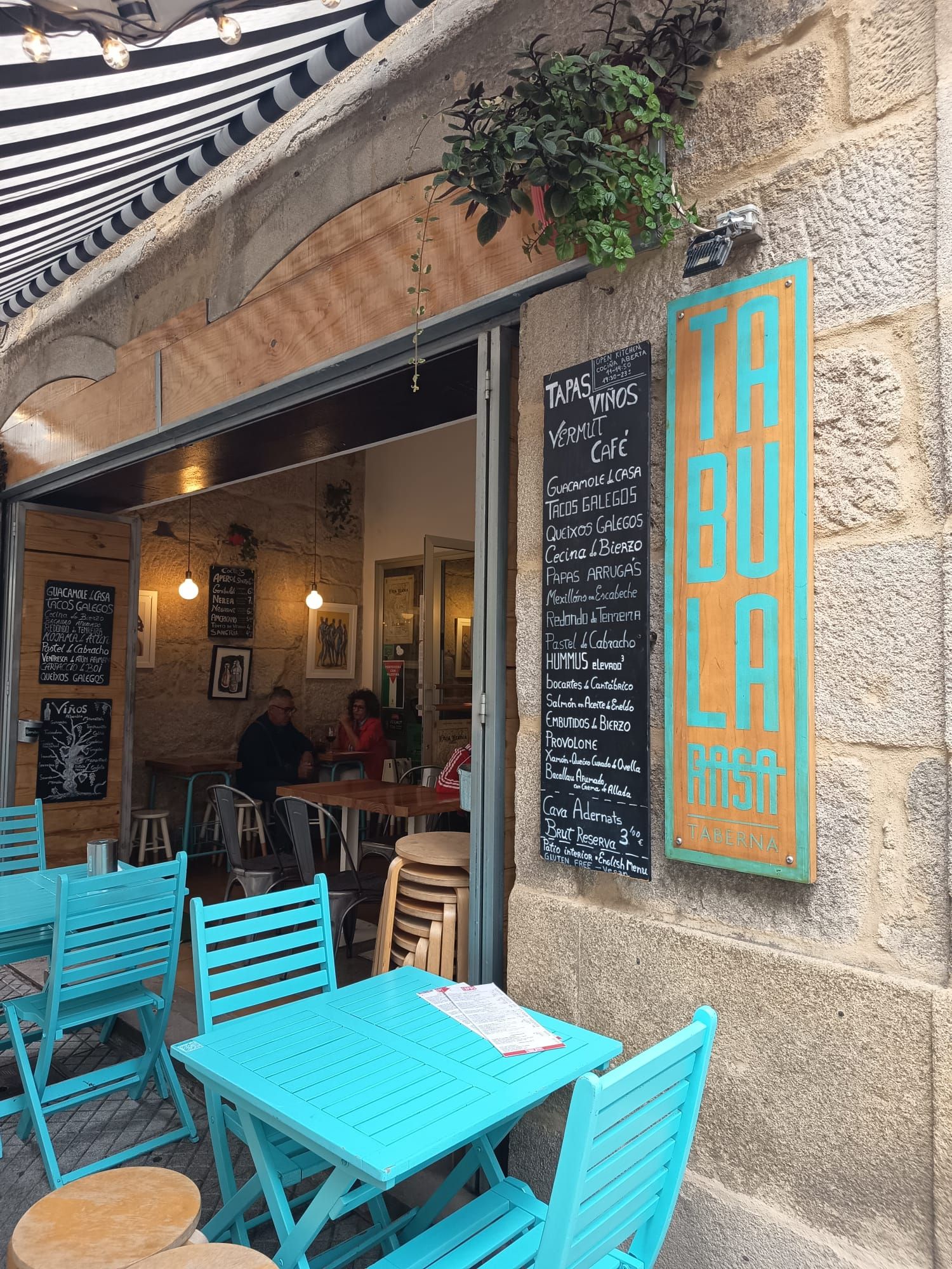 Uno de los locales que participa en la campaña "Preciso pasar" en Pontevedra