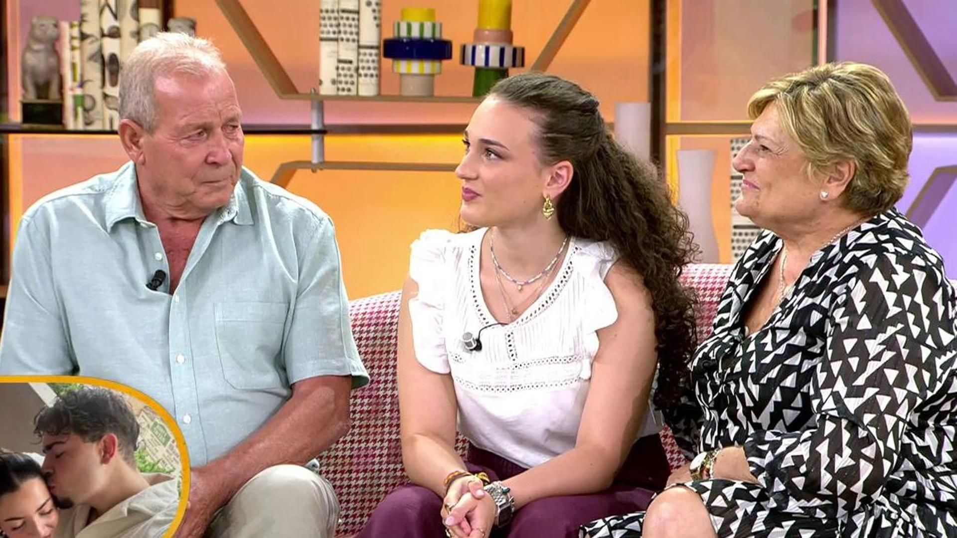 El lacrimógeno momento de una joven que sufrió leucemia con sus abuelos