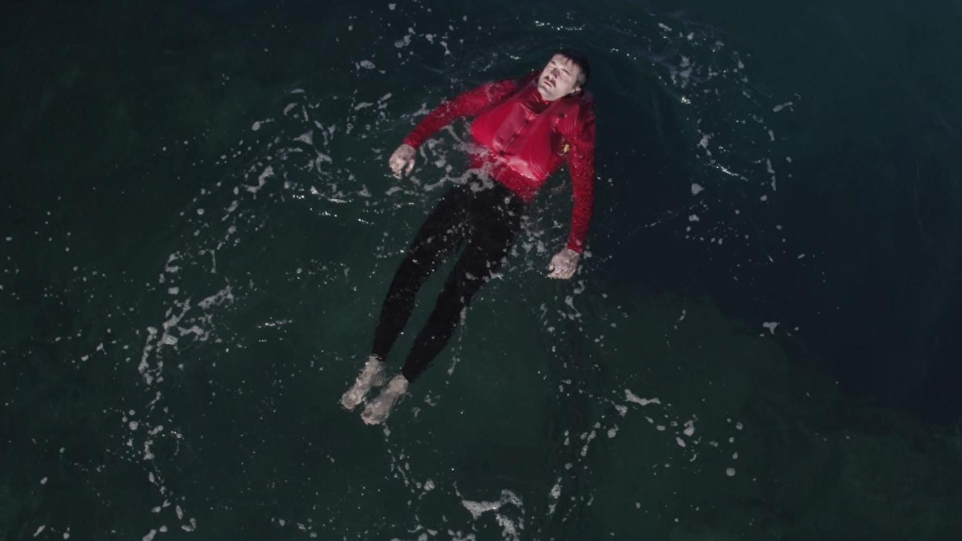 Así funciona la camiseta antiahogamientos