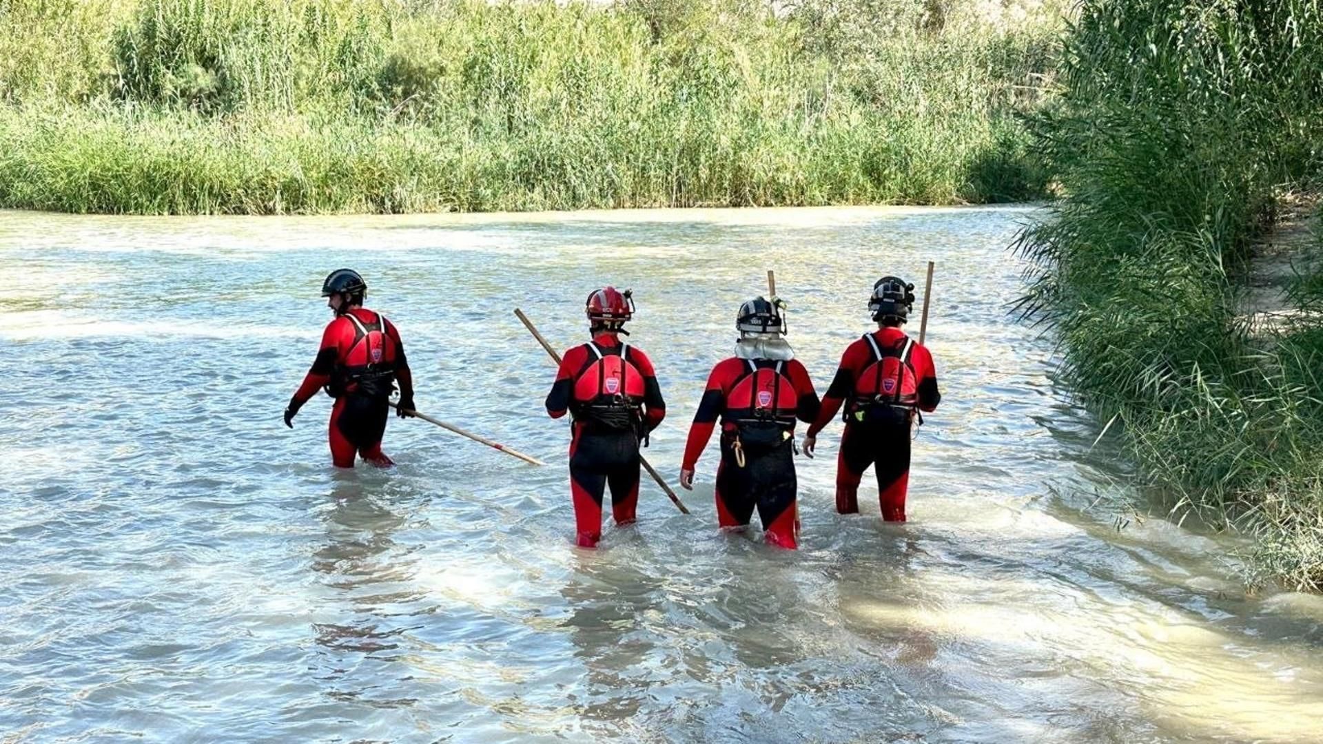 Bomberos en labores de búsqueda en el cauce del río Segura