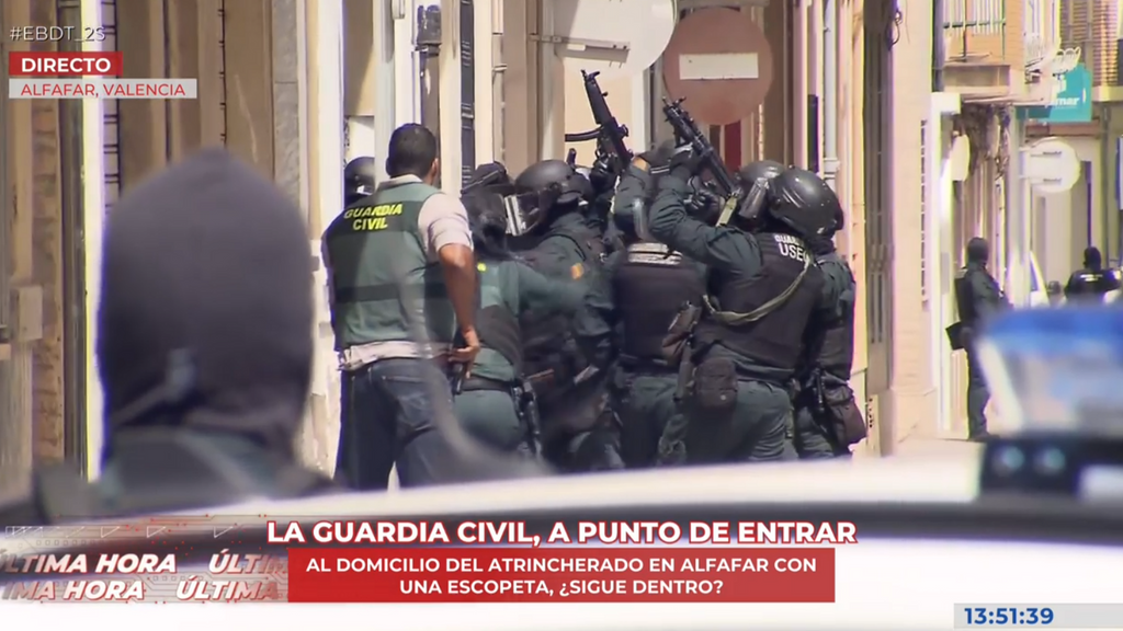 'En boca de todos' presencia en directo como la Guardia Civil entra al edificio de un hombre atrincherado con una escopeta