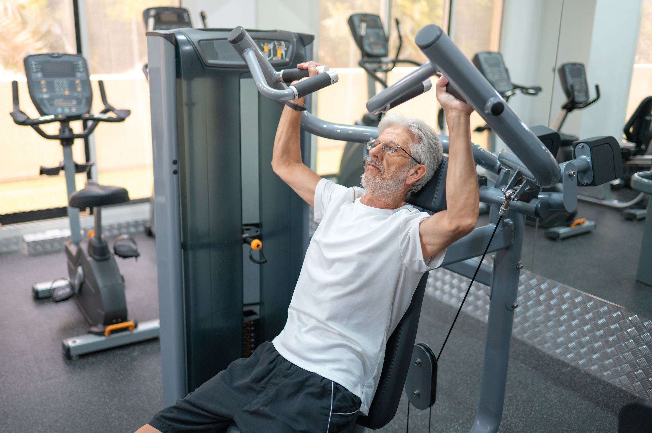 Entrenando con máquinas en el gimnasio