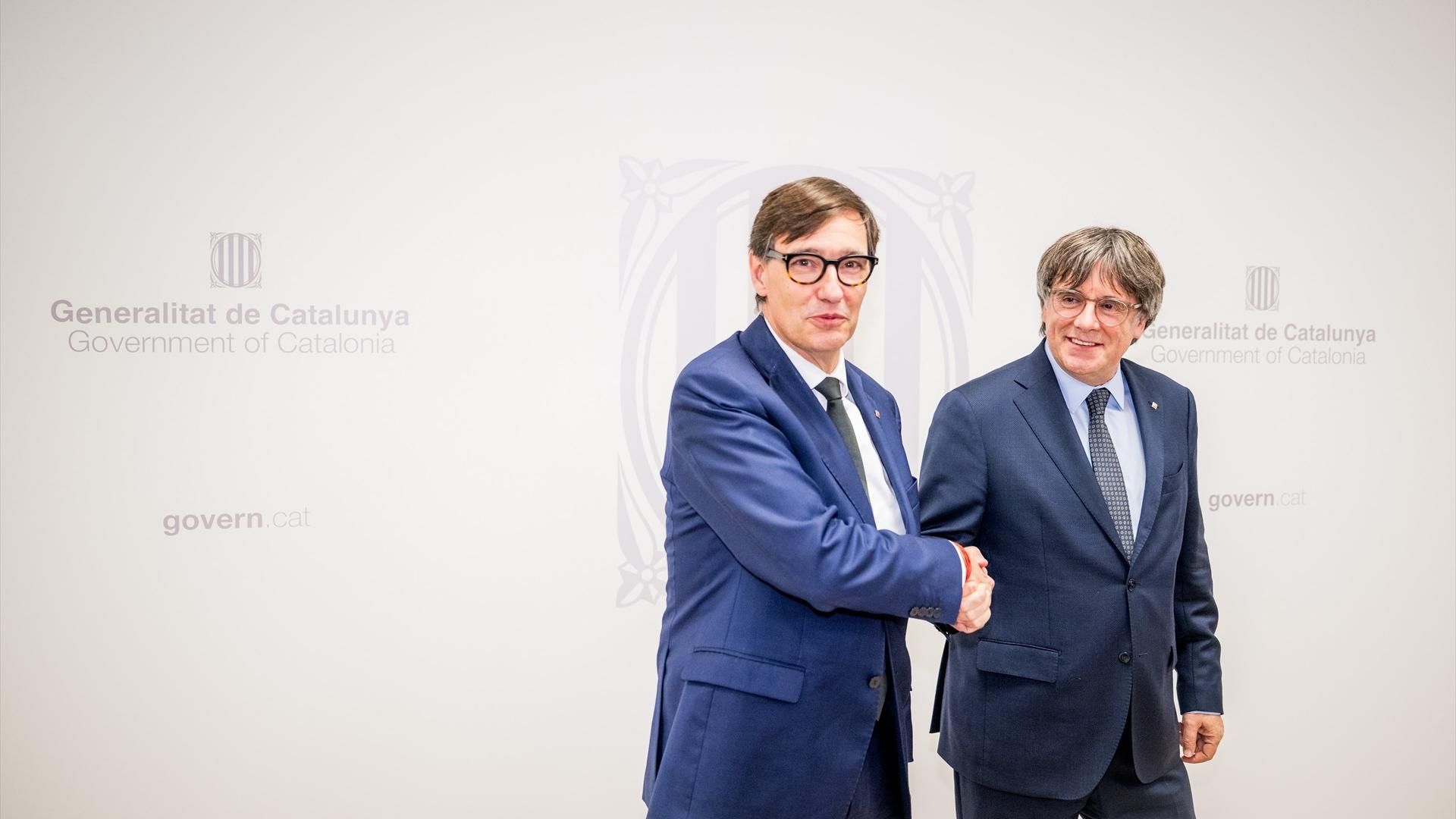 Illa y Puigdemont se estrecharon la mano ante todos los medios.
