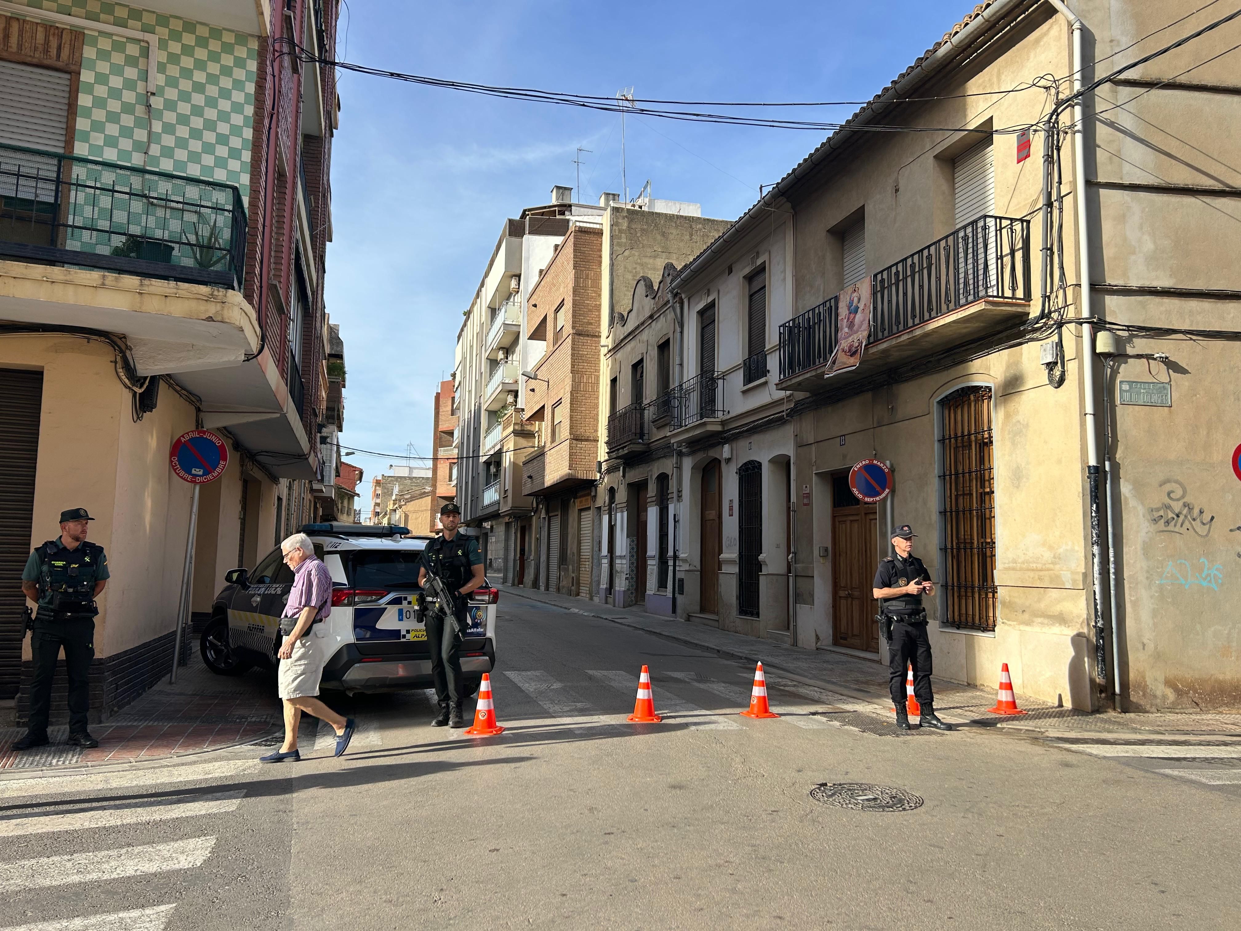 La calle donde se ha producido el tiroteo sigue cortada por la Guardia Civil