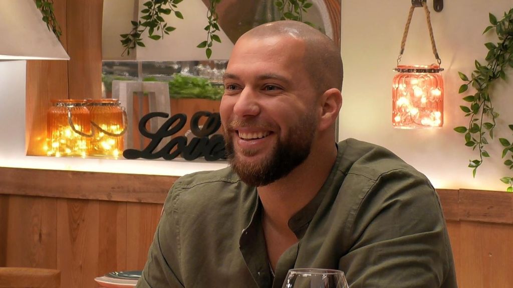 La pregunta de una soltera que desata la risa en su cita: "¿Has estudiado algo o tienes la carrera del galgo?"