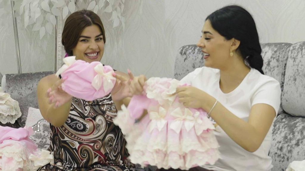 La Rebe muestra la ropa con la que va a salir su bebé del hospital Mi embarazo by La Rebe Temporada 1 Top Vídeos 26