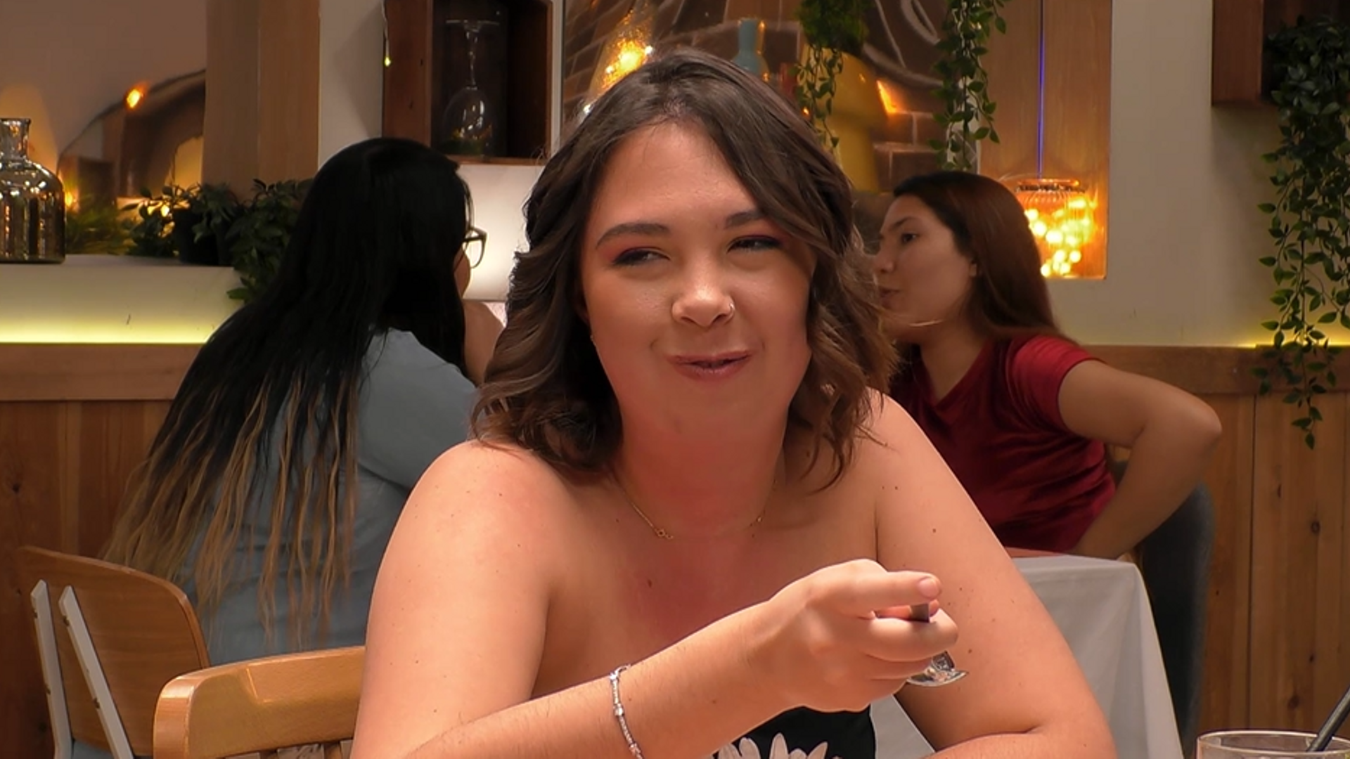 La suposición de una soltera ante la falta de experiencia con mujeres de su cita: "Con la mano no cuenta" La suposición de una soltera ante la falta de experiencia con mujeres de su cita: "Con la mano no cuenta"