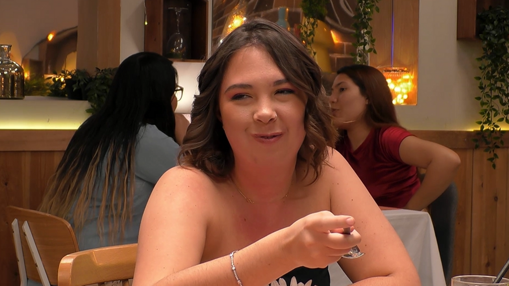 La suposición de una soltera ante la falta de experiencia con mujeres de su cita: "Con la mano no cuenta"