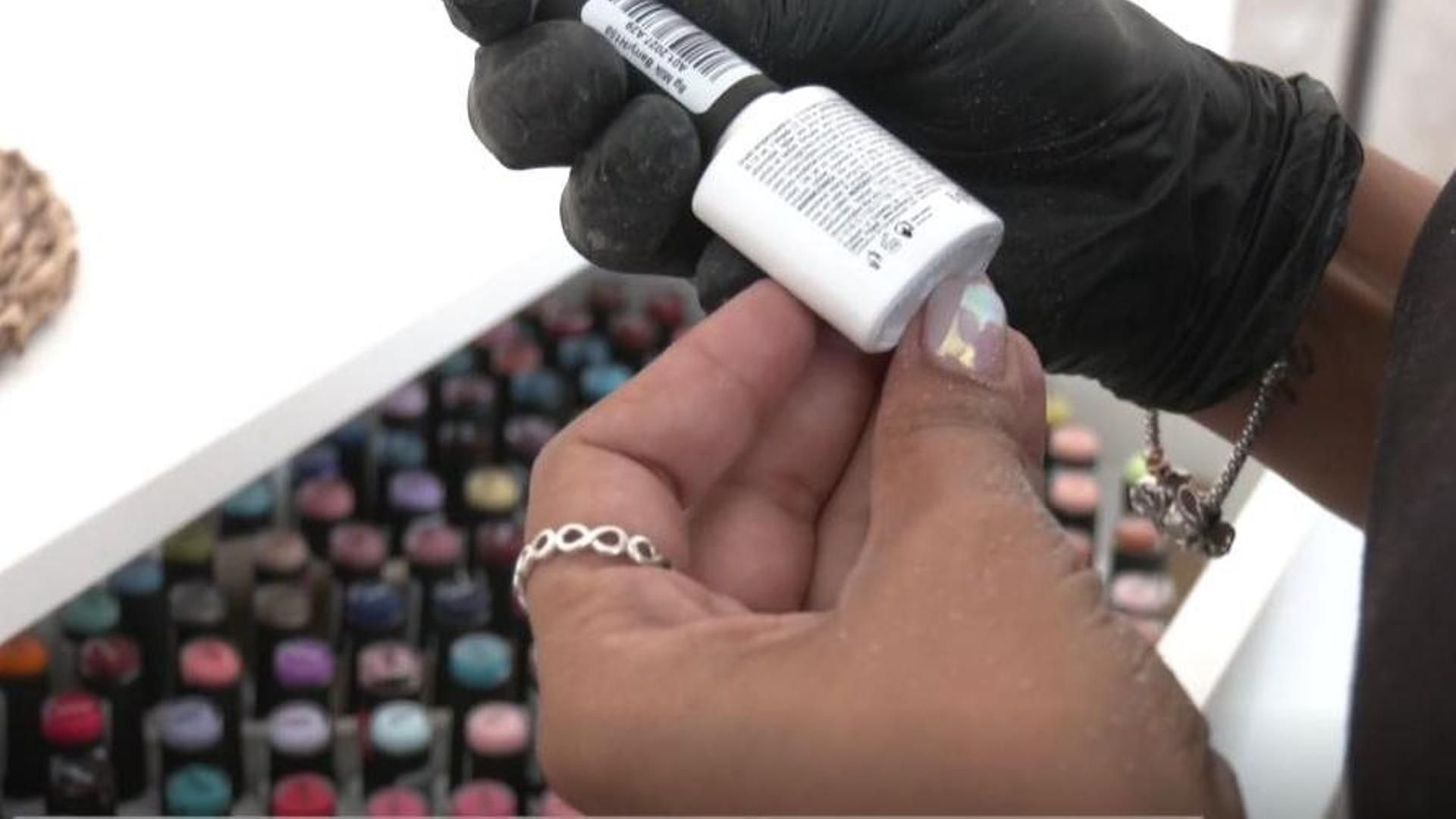 La UE prohíbe dos compuestos cancerígenos en los esmaltes de uñas: los salones de belleza renuevan inventario La UE prohíbe dos compuestos cancerígenos en los esmaltes de uñas: los salones de belleza renuevan inventario