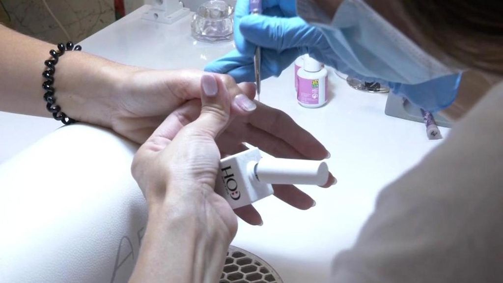 Las manicuristas sustituyen los esmaltes tóxicos prohibidos por la UE: "La solución sería utilizar productos veganos"