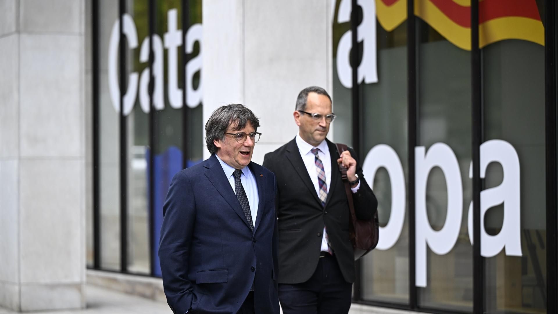 Llegada de Carles Puigdemont poco antes de iniciar la reunión