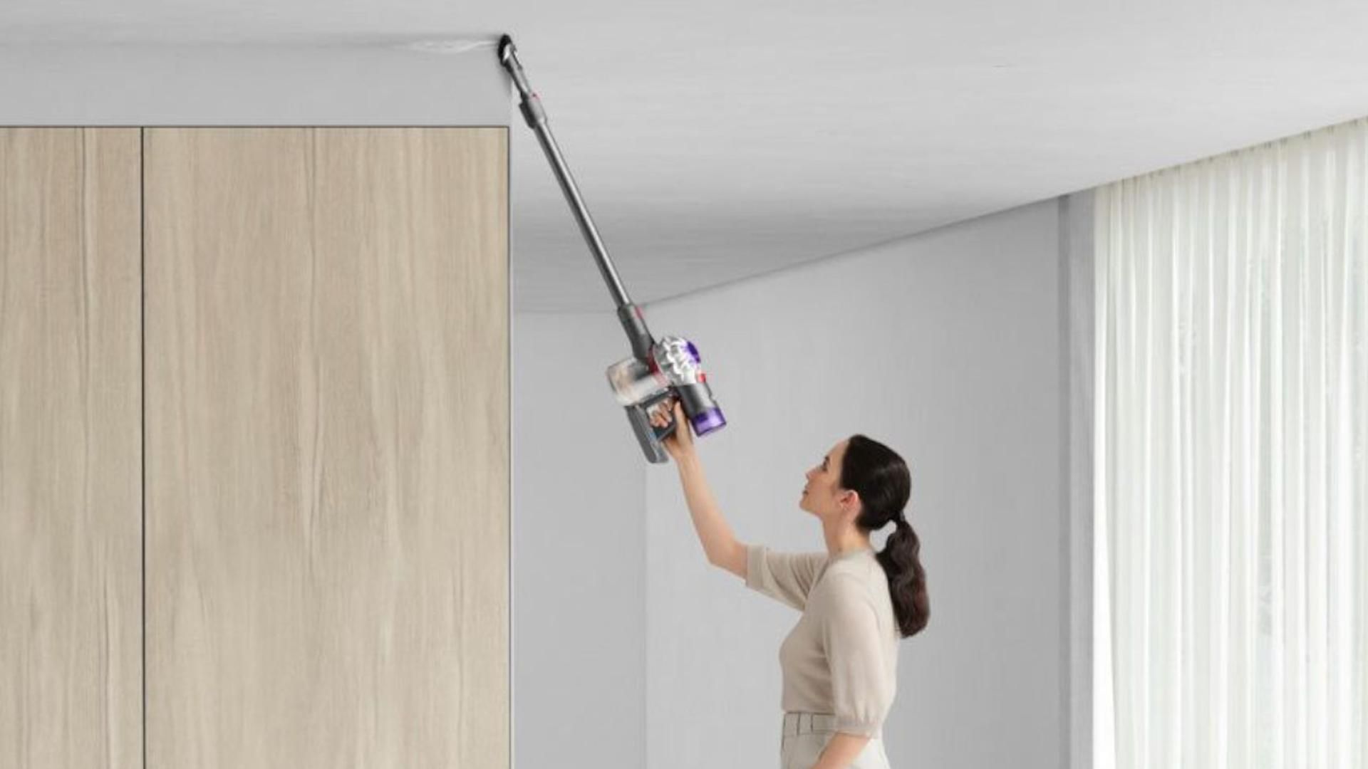 Olvídate de perder tiempo con el polvo y los pelos: este aspirador sin cable de Dyson puede con todo y cuesta 271 € (antes 399 €)