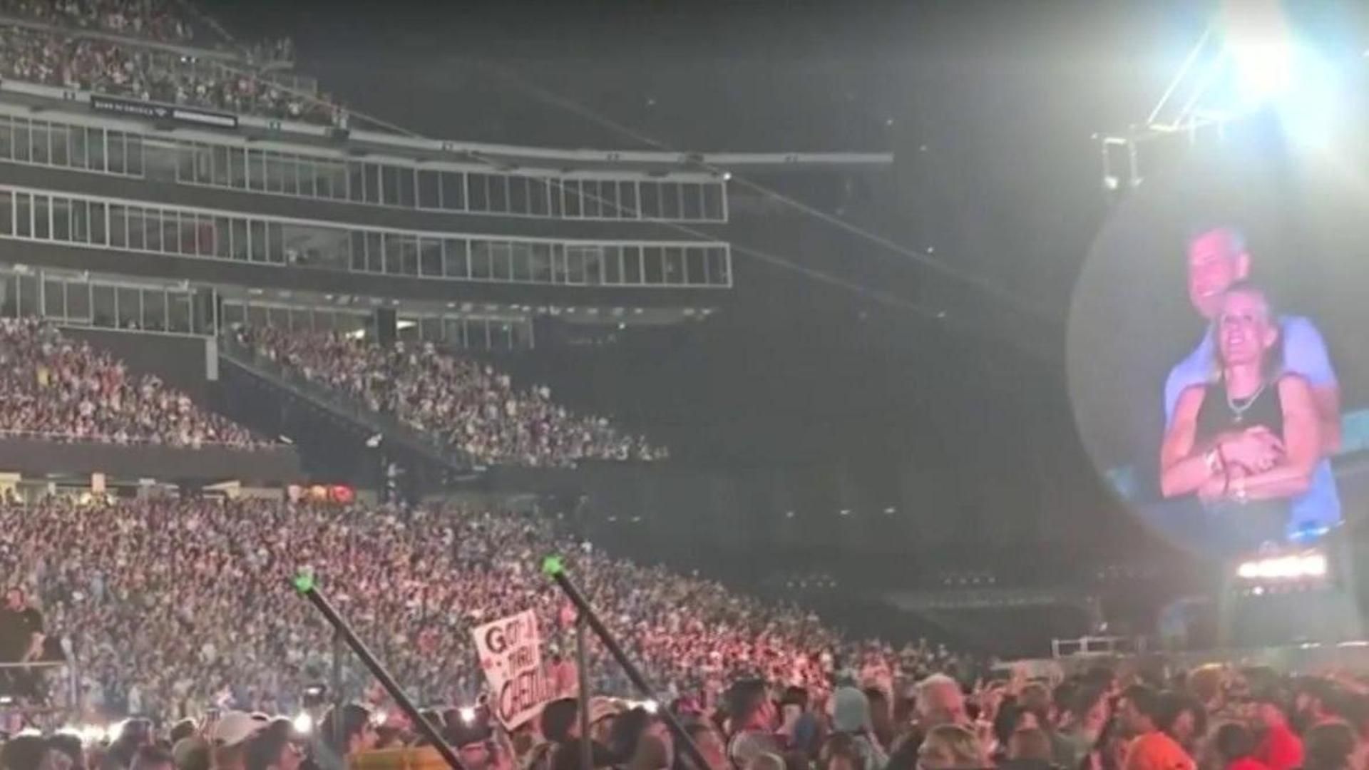 Relaciones en el trabajo y cómo el 'efecto Coldplay' puede hacer peligrar un empleo: "Se deben comunicar de forma inmediata"