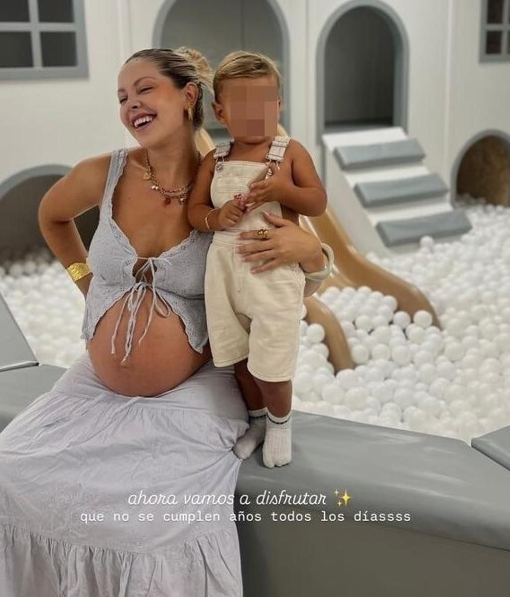 Sandra y su hijo en la piscina de bolas