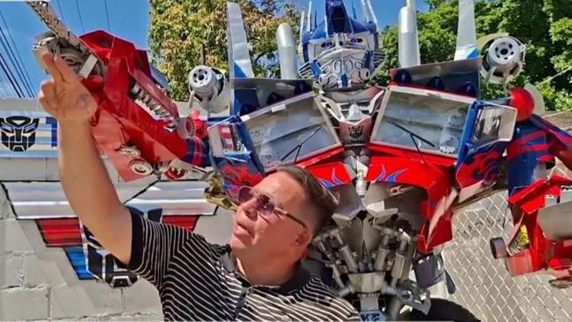 Un escultor venezolano construye 'transformers' gigantes con basura del lago Maracaibo para concienciar sobre el reciclaje