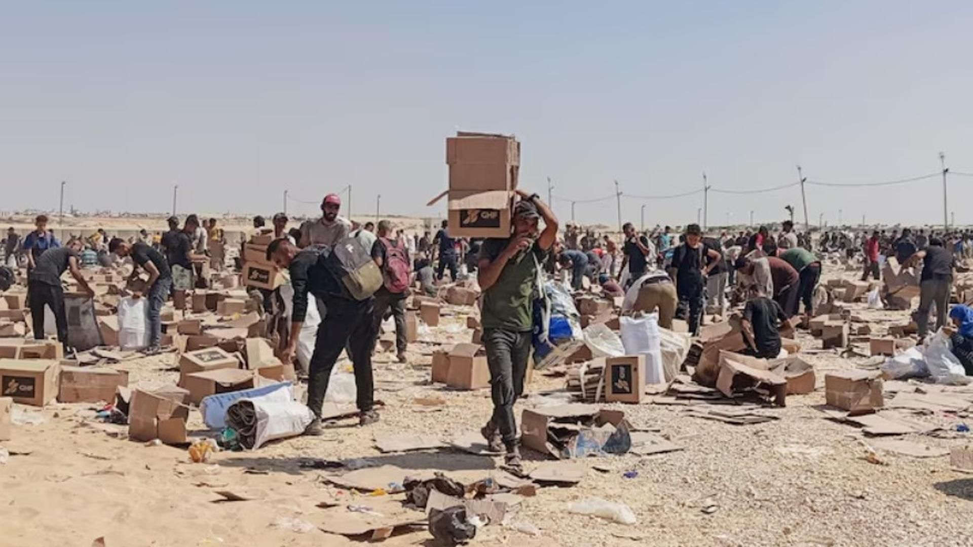 Un grupo de palestinos recogen alimentos en la Franja, el territorio que pretende EEUU convertir en un resort turístico.