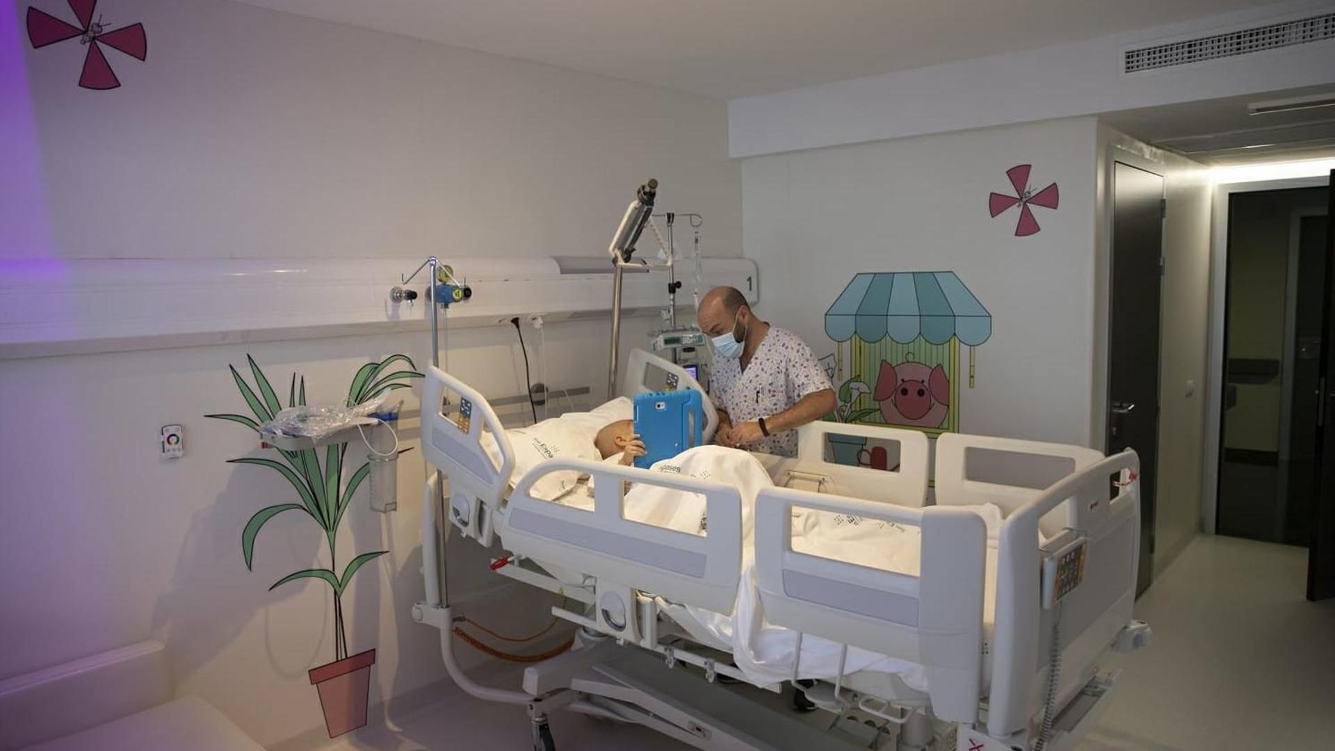 Un niño con cáncer infantil ingresado