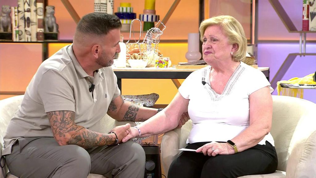 No puede contener las lágrimas al ser sorprendida por su hijo: “Quiero que salgas de casa y que tengas ilusión por vivir"