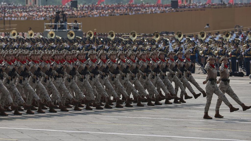 China saca pecho en un desfile militar sin precedentes y Trump acusa al país de conspirar contra EE.UU.